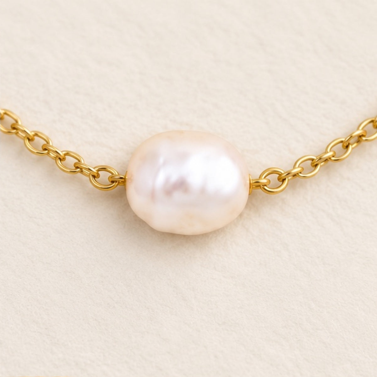 Pearl necklace in 18k gold filled, close up of the freshwater pearl on the rolo chain